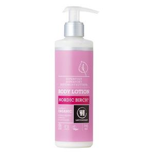 Urtekram Nordic Birch Body Lotion innehåller björkbladsextrakt och näringsrika oljor från oliv, aprikos och jojoba, som effektivt återfuktar och mjukgör upp huden Med24.se