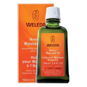 Weleda Arnica massageolja verkar värmande och välgörande för huden.