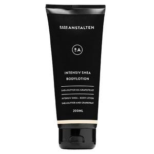 Badeanstalten Bodylotion Intensive Shea innehåller mandelolja, sheasmör och grapefrukt, som återfuktar och mjukgör huden Med24.se