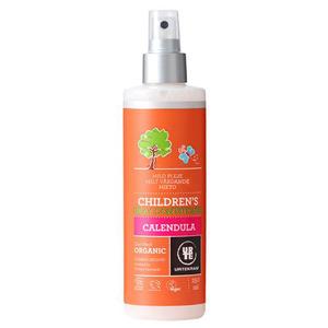 Urtekram Balsam Spray för barn innehåller vårdande extrakt från aloe vera och ringblomma, vilket gör håret smidigt och enkelt att reda ut Med24.se