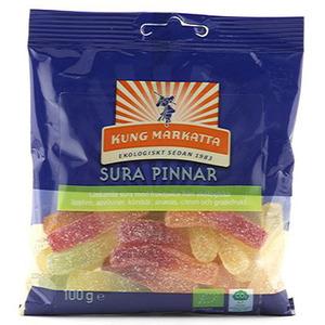 Smakrika Sura Pinnar tillverkade av fruktjuice från ekologisk apelsin, äpple, körsbär, citron, ananas och grapefrukt.