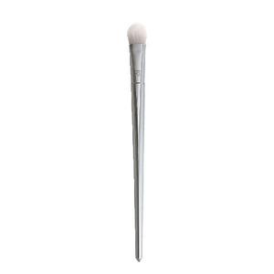 Real Techniques Bold Metals Oval Shadow Brush ger en smidig och enkel applicering av ögonskugga.