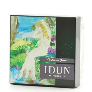 Idun mineral Foundation känns behaglig mot huden och varar hela dagen.