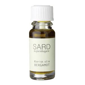 SARD Essential Bergamottolja har många positiva egenskaper för huden. Blanda den med andra hudvårdande oljor.