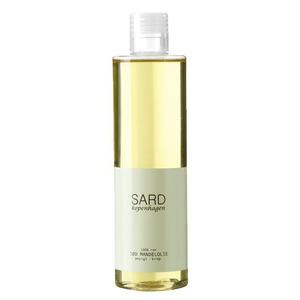 SARD Söt Mandelolja binder fukt i huden tack vare innehållet av aminosyran arginin. Oljan är perfekt för t.ex. daglig hudvård och som massageolja.