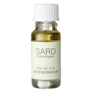 SARD Eteriska Rosengeraniumolja har många goda egenskaper och kan med fördel blandas i nästan alla hudvårdsprodukter.