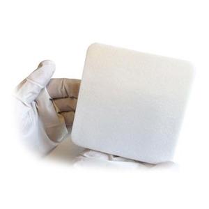 Kliniderm Foam Silikon Lite är ett sterilt skumförband till sår - Denna variant är extra tunn och mäter 15 x 15 cm.