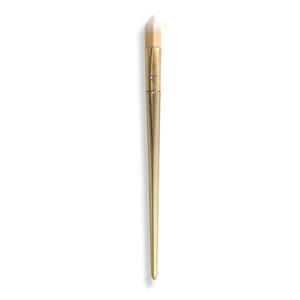 Med Real Techniques Bold Metals Triangle Concealer Brush kan du nå in och täcka även de mest svåråtkomliga områden.
