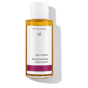 Dr. Hauschka Almond Soothing Bath Essence är en milt, vårdande badolja som både skämmer bort din kropp och dina sinnen Med24.se