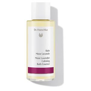 Dr. Hauschka Moor Lavender Calming Bath Essence är en lugnande och skyddande badolja, som innehåller extrakt från lavendel och torv Med4.se