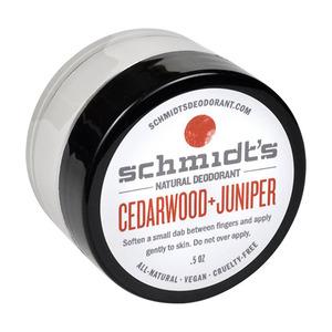 Schmidts Deodorant Cream Cedarwood + Juniper är en naturlig deodorant som passar perfekt i väskan