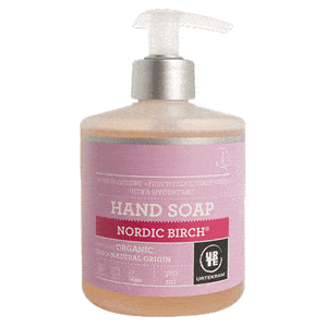 Urtekram Nordic Birch Handtvål, Super Moisture innehåller stärkande björkbladsextrakt och en mycket, fuktgivande kombination av Aloe Vera och Glycerin Med24.se