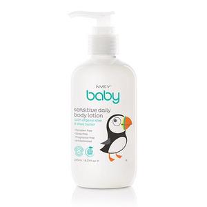Nvey Baby Sensitive Body Lotion - en närande kombination av ekologiks aloe vera, sheasmör, kokosolja och lavendel för daglig vård av babyhud