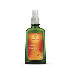 Weleda Arnica massageolja verkar värmande och välgörande för huden.