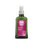 Skäm bort din hud med den lyxiga Weleda Wild Rose Oil som gör huden silkeslen.