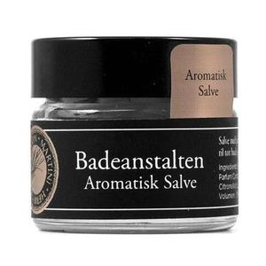 Badeanstaltens Aromatiska salva innehåller fuktgivande sheasmör och eterisk olja från palmarosa, som lugnar huden Med24.se