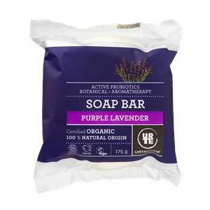 Urtekram Lavender Soap Bar är baserad på en kombination av förtvålad palmolja och extrakt från lavendel, kamomill, eukalyptus och rosmarin Med24.se