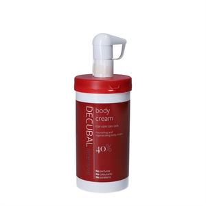 Decubal Body Cream ger näring och återuppbygger huden, här med praktisk pump Med24.se