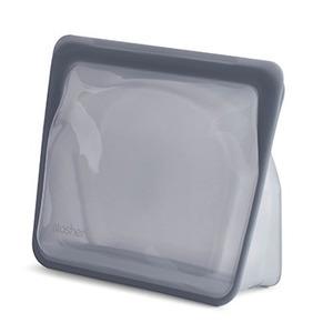 Stasher Bag Stand Up innovativ förvaringspåse i platinsilikon i färgen Ash Med24.se